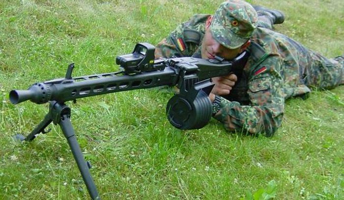 Пулемёт MG 3. Обзор, заряжание, стрельба из пулемёта.