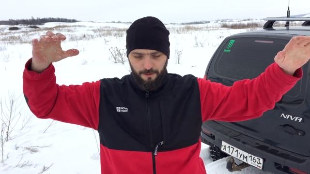 Малыш Сузуки Jimny вытаскивает из снега гигантов: Тойоту и Лендровер!