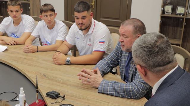 Глава Смоленска Александр Новиков встретился с баскетболистами из Энергодара