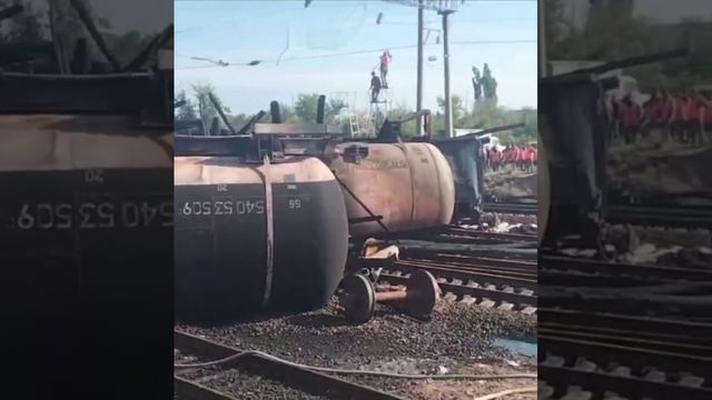 Беспилотник атаковал грузовой поезд в Волгоградской области, это стало причиной схода девяти вагонов