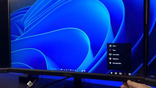 Macbook Pro M3 Max connected to 3 monitors part 2