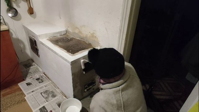 Заделали трещины в печи, побелили её и растопили.Устанавливаем прожекторы, собираем ягоды и кайфуем