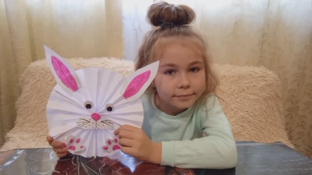 Зайчик из бумаги . Весёлая поделка на Новый год .