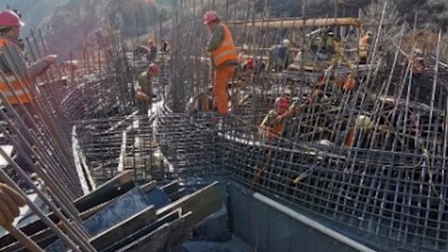 В Китае заканчивается строительство концертного зала «Часовня Звука» среди скалистых гор