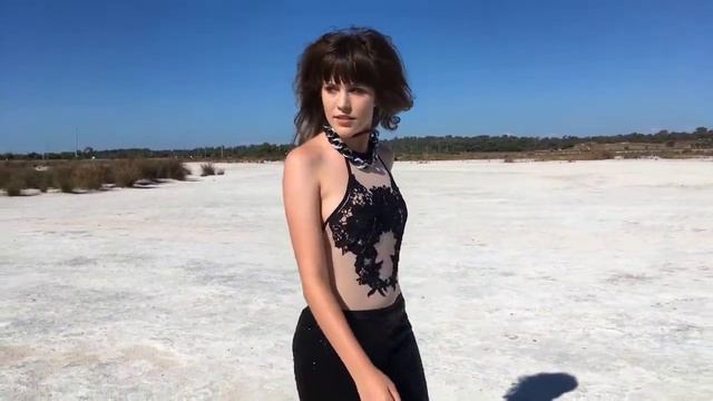 Бодрящая музыка на фоне красивых девушек.
