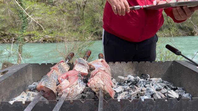 Шашлык из рыбы в горах Абхазии