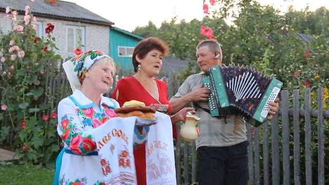 Женщина и цветы. Куженерский р-н РМЭ