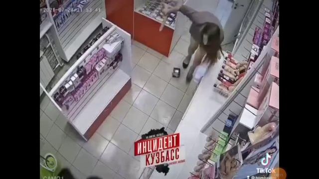 В сибири девушка продавец отбилась от вора как могла  ))))))