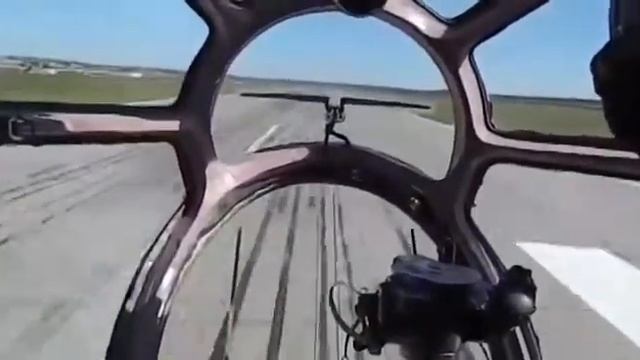 В небе летит самолет огромный