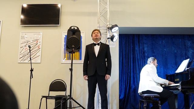 Илья Ушуллу исполняет романс Рахманинова "Ты помнишь ли вечер". Фортепиано — Сергей Семёнов