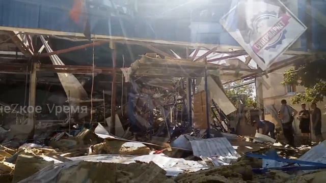 Последствия обстрела супермаркета в Киевском районе Донецка