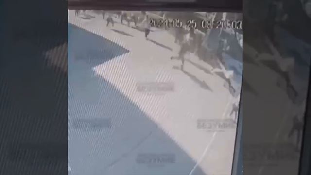 Момент падения крыши в краснодарской школе попал на камеры видеонаблюдения.