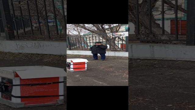 этот мужик на КП, бомбит уже 2 года, в любую погоду