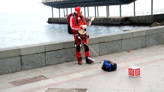 Дед Мороз рокмен на набережной Ялты