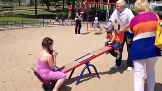 Владик с бабушкой и дедушкой на качели