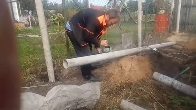 Пилим столбы для забора. Мелкая учится снимать…