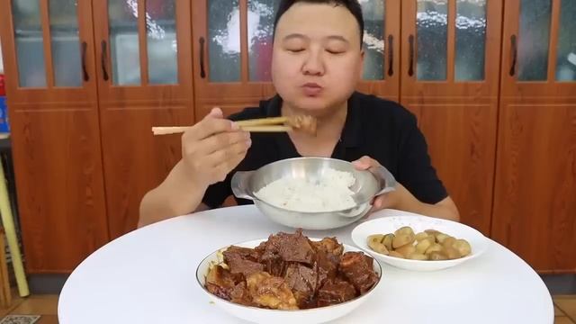 10catties of steak to make "yellow stewed beef", soft and tasty, really enjoyable to bite a piece o