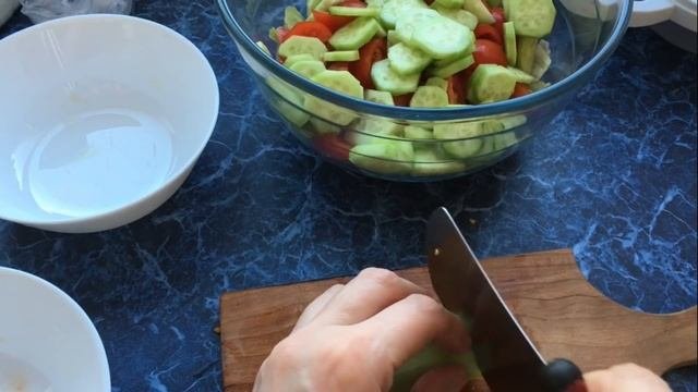 Готовлю лёгкий салат и картошку.