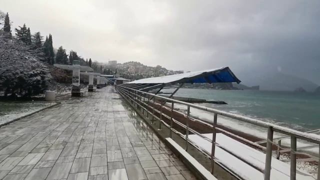 Набережная Гурзуфа зимой. Отдых в Крыму.