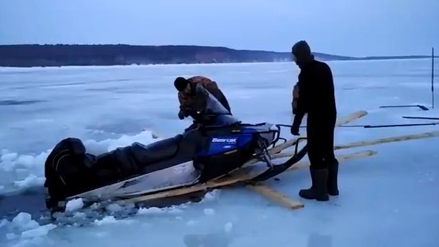 Достали снегоход.