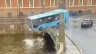 Момент падения пассажирского автобуса в реку в Санкт-Петербурге.