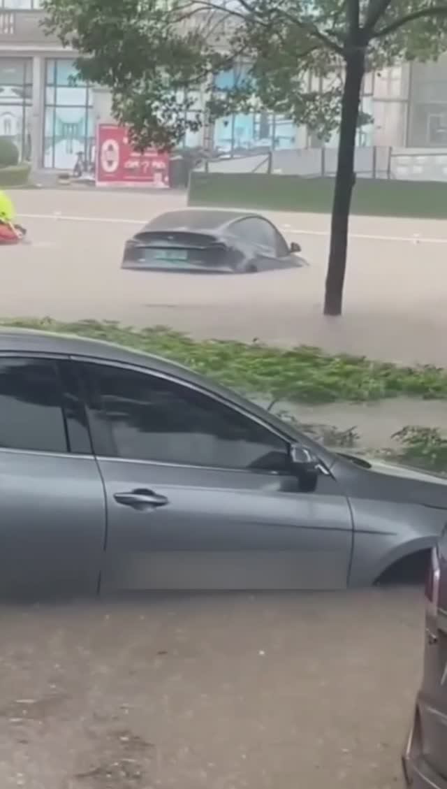 Крупные наводнения на улицах города Дунгуань, Китай, 3 июня 2024