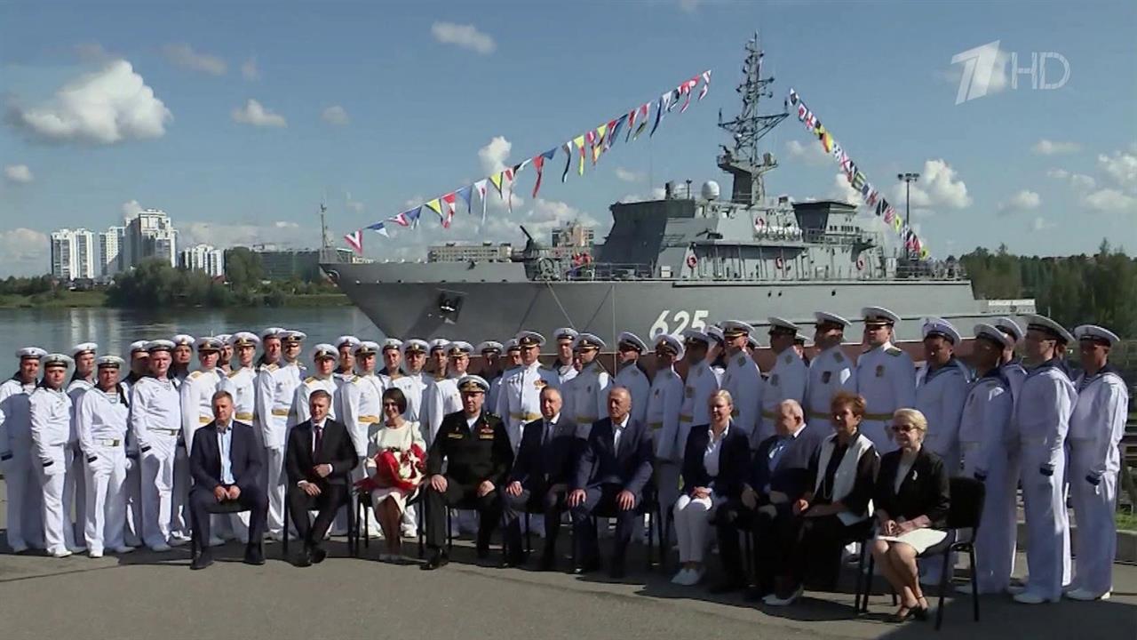 В Санкт-Петербурге торжественно спустили на воду тральщик нового поколения "Афанасий Иванников"