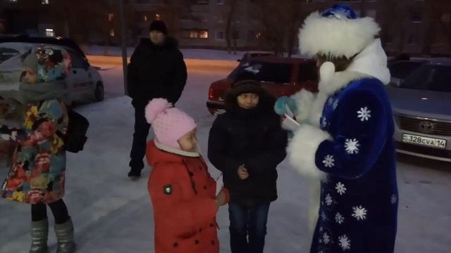 Дед Мороз и Снегурочка дарят подарки от Компании 