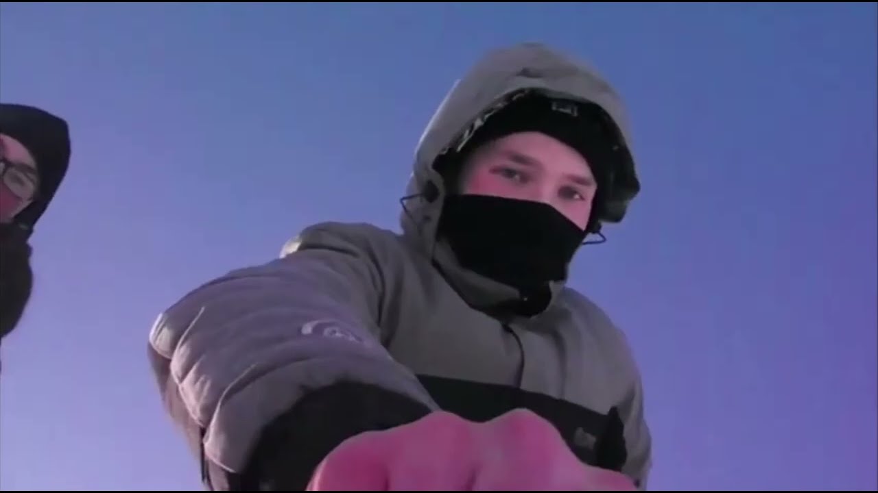 Веселые покатушки на лыжах с другом
