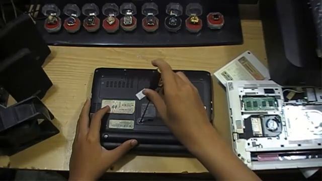 Cara Mengganti Hardisk Netbook Acer Aspire One Happy & Acer Aspire One 532 #5 || adostres