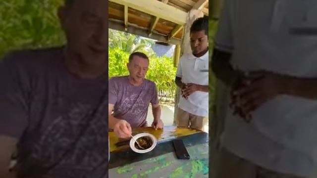 Муж певицы Славы в Таиланде ест странный суп