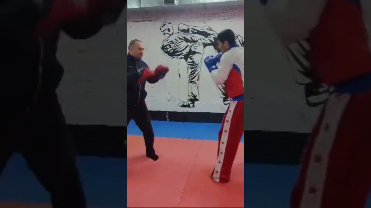 Бокс кикбоксинг тренировки, работа на лапах kickboxing training