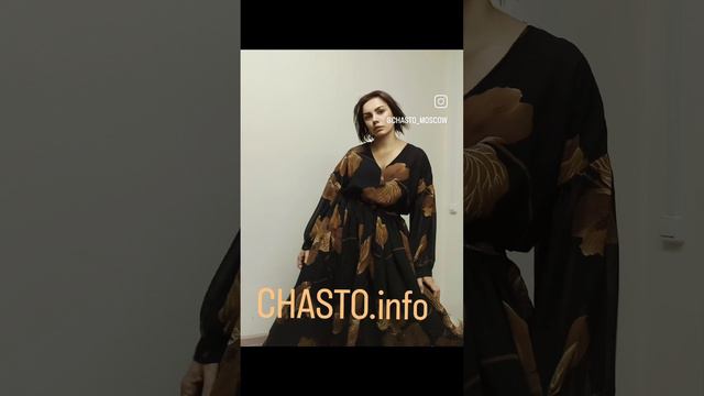 черный тренч и платье с цветами CHASTO