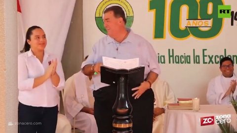 سقط سرواله فجأة.. عمدة مدينة كولومبية يتعرض لموقف محرج أثناء خطابه أمام الجمهور