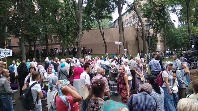 Владимирская горка, сбор на молебен.