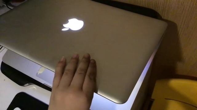 MacBook Pro 13 Apple Logo Light