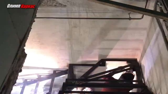 Установка 2-х металлокаркасов лестниц закрытого типа в дом из бревна кедра.mp4