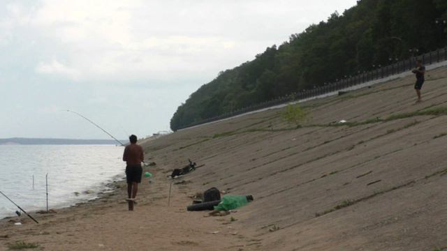 Ловля леща на реке. Экстремальная рыбалка перед ураганом. Ловля берша на тюлька