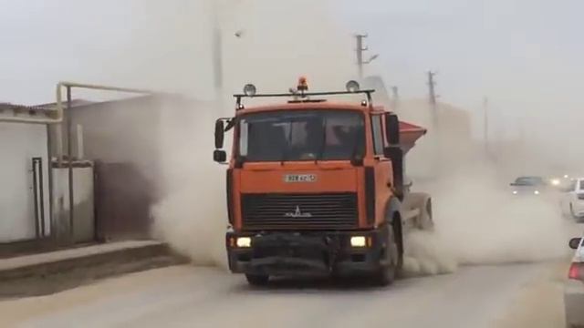 Маз поднимает пыль с дорог в Актау