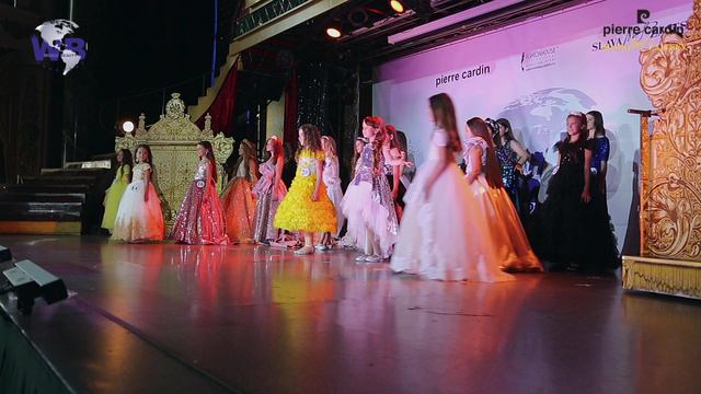 Выход в вечерних платьях участников Фестиваля красоты,моды и таланта "RUSSIAN BEAUTY 2020"
