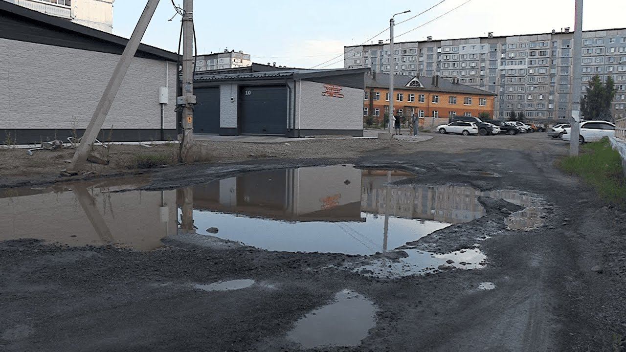 Жители улицы Согренной жалуются на лужу и грязь на основной дороге