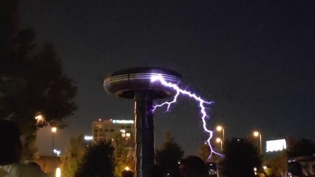 LARGEST TESLA COIL IN THE WORLD 3 million volts discharged