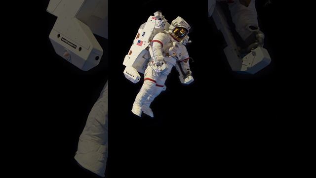 Первый выход в открытый космос без страховки: рискнуть или нет?  #астронавты #shorts #космос