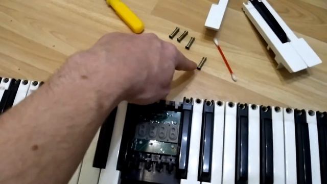 Как отремонтировать неиграющую клавишу синтезатора