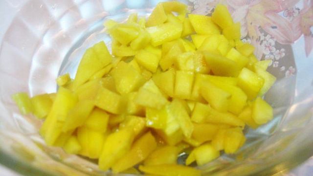 Салат фруктовый с манго и киви