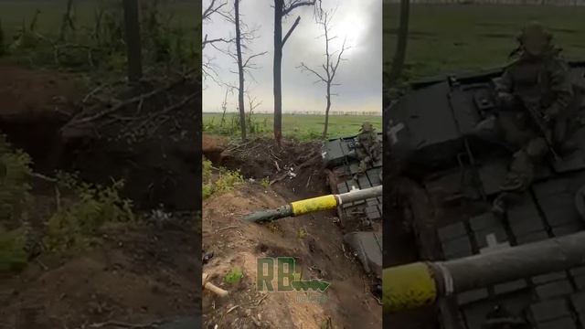 Наш боец на фоне подбитого вражеского танка ВСУ