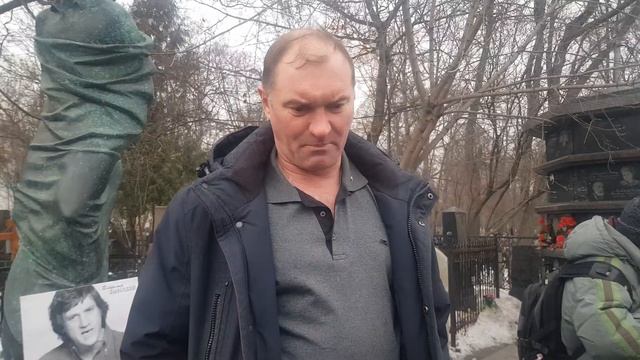 Владимиру Высоцкому 85. Импровизированный концерт у памятника поэту на Ваганьковском кладбище