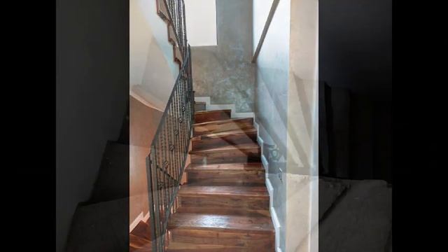 Casa scarii cu stucco și trepte placate cu lemn de nuc.