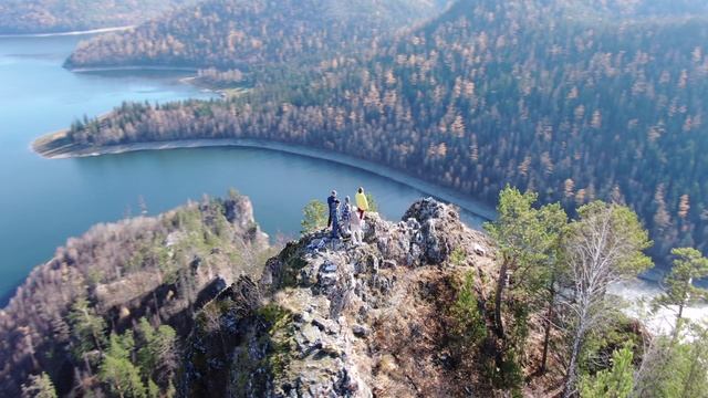 Вид на Бирюсинский залив со скалы Козыреевский зуб