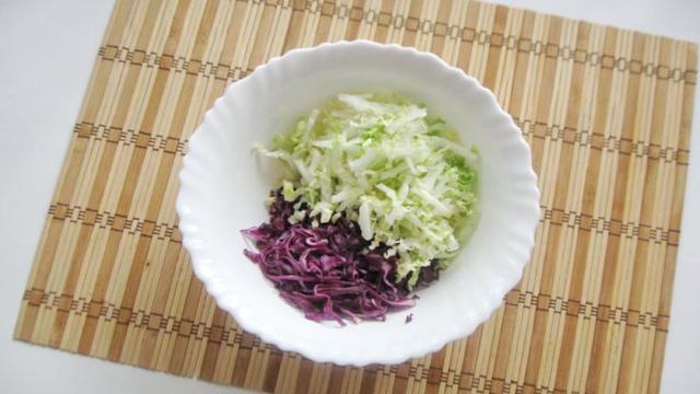 Капустный салат с редисом и огурцом
